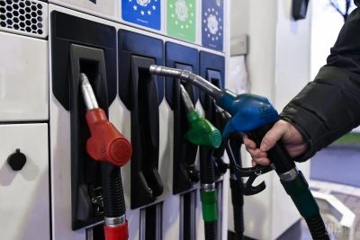 АЗС в день старту кешбеку на пальне засмутили новими цінниками: скільки коштує бензин