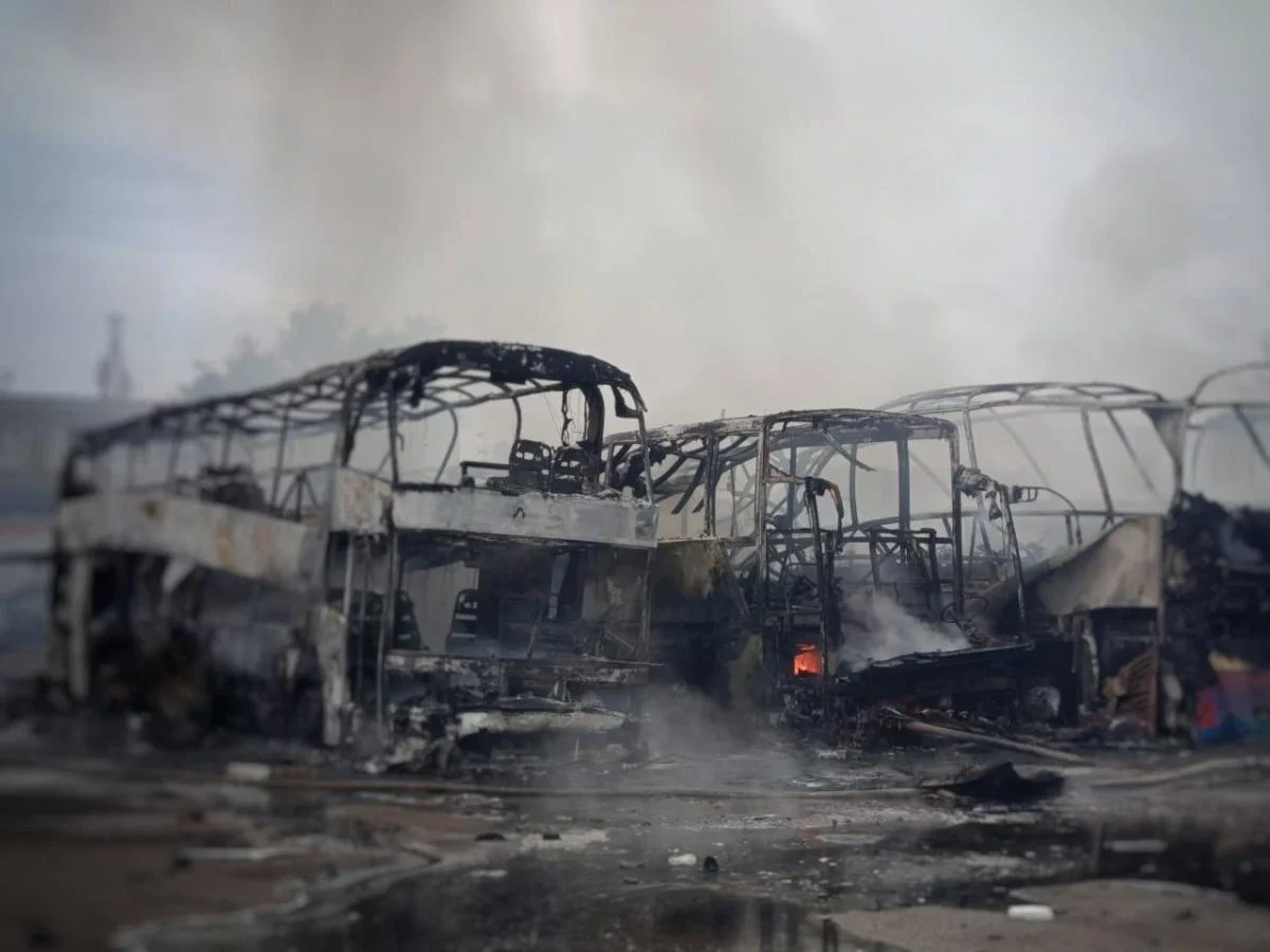 Росіяни атакували Одесу: внаслідок влучань згоріли автобуси, троє поранених