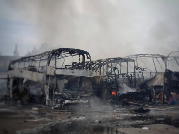 В Одесі росіяни вдарили по автопарку з автобусами, є постраждалі4